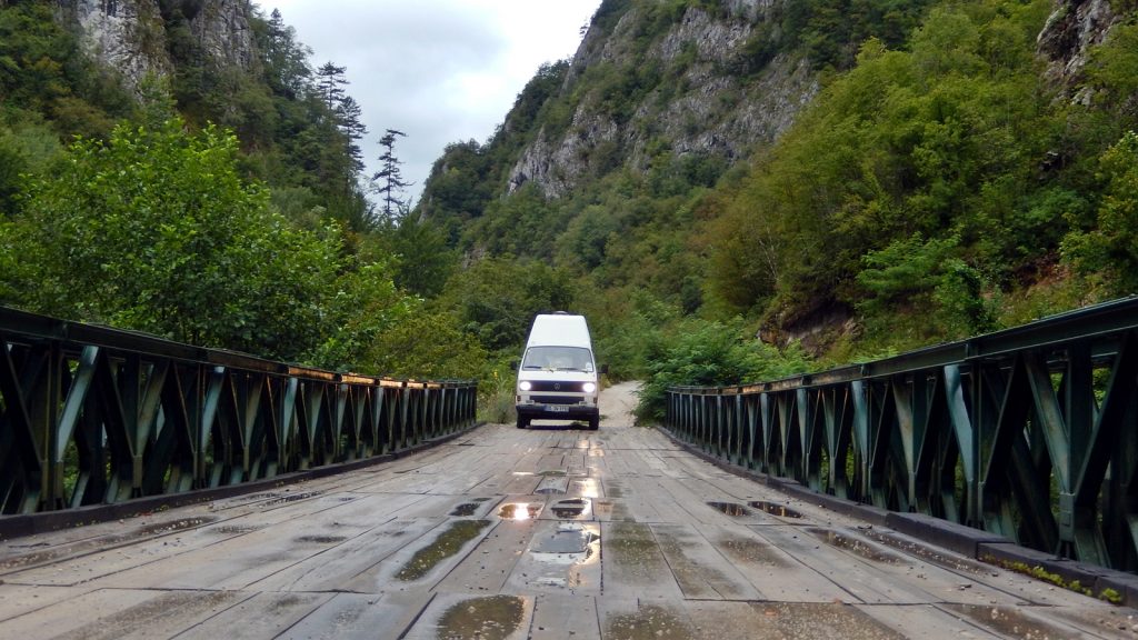 Bulli auf Brücke Praca Canyon Bosnische Ostbahn