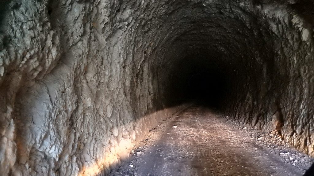 Unbeleuchteter dunkler Tunnel Praca Canyon