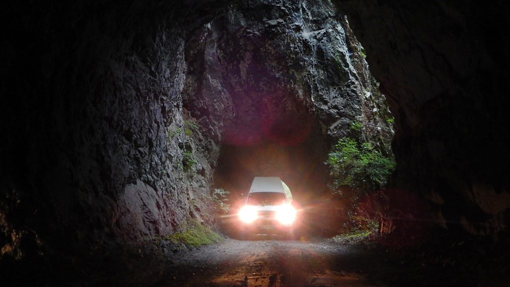 Bulli im Naturtunnel Praca Canyon Bosnien Srpska Bosnische Ostbahn