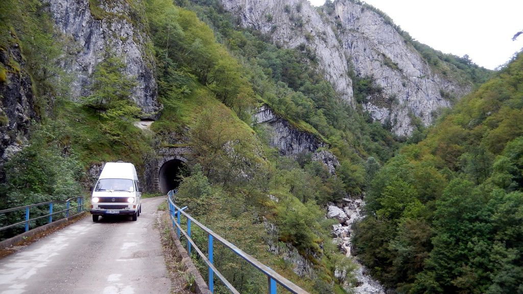 Bulli am Ende des Praca Canyon Bosnische Ostbahn heute unpassierbar