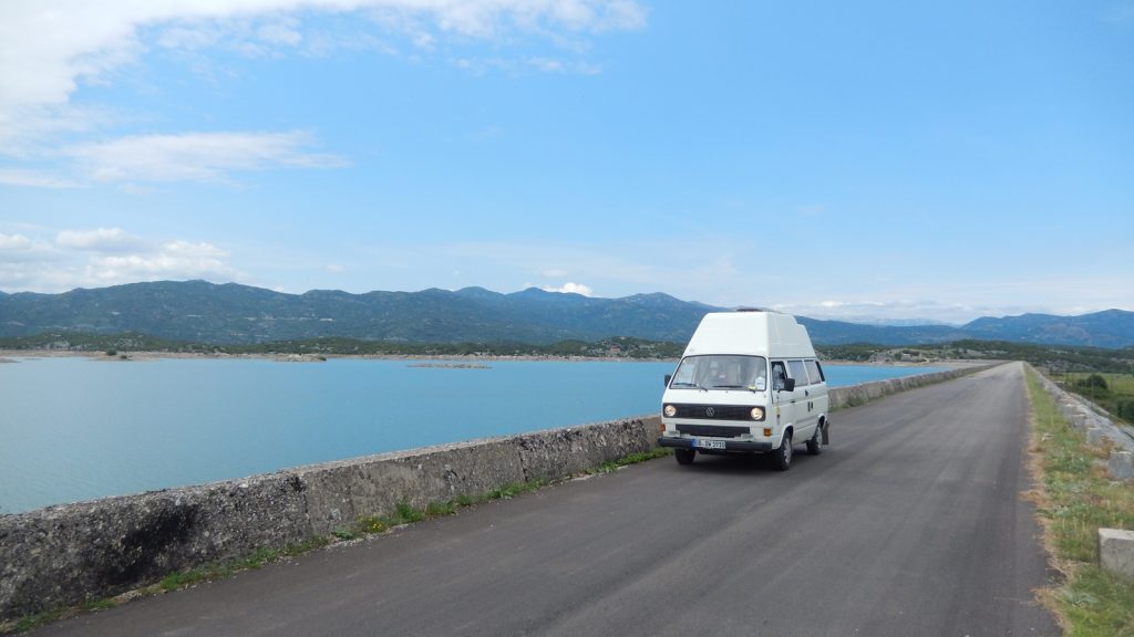 Bulli VW-Bus in Montenegro vor dem Slansko Wasserreservoir