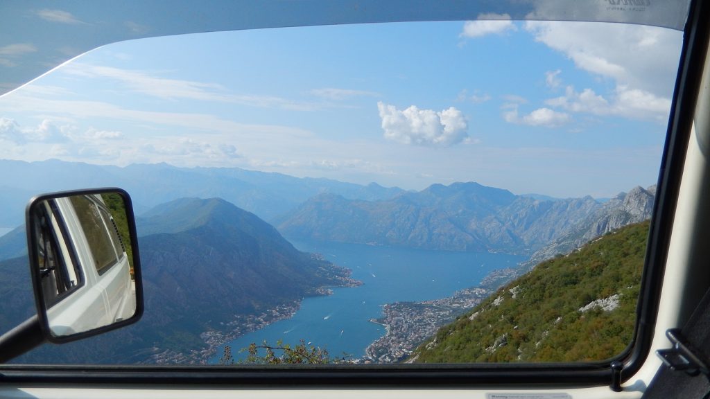 Blick aus dem Bulli auf die Bucht von Kotor