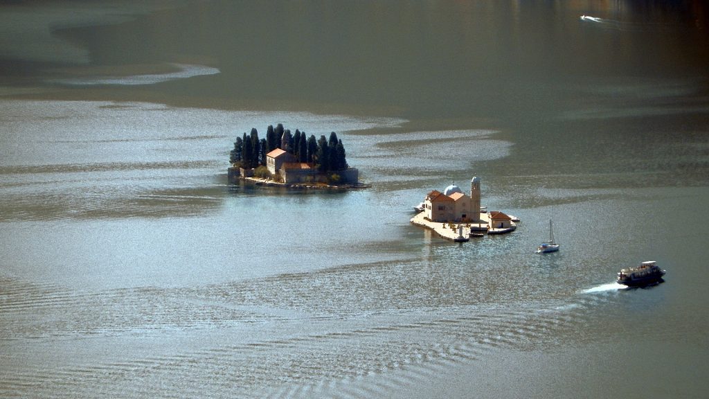 Blick auf Insel und Kirche "Gospa od Škrpjela" in der Bucht von Kotor