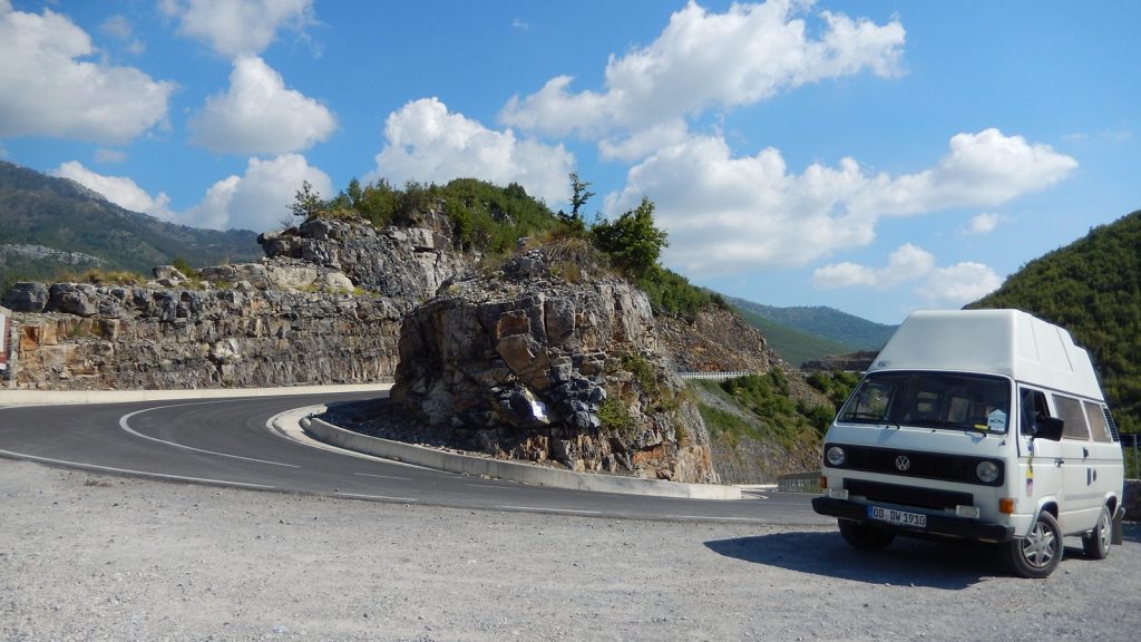 Der Bulli das Didimobil am Scheitelpunkt des Leqet e Hotit Pass Albanien Kelmend Roadtrip