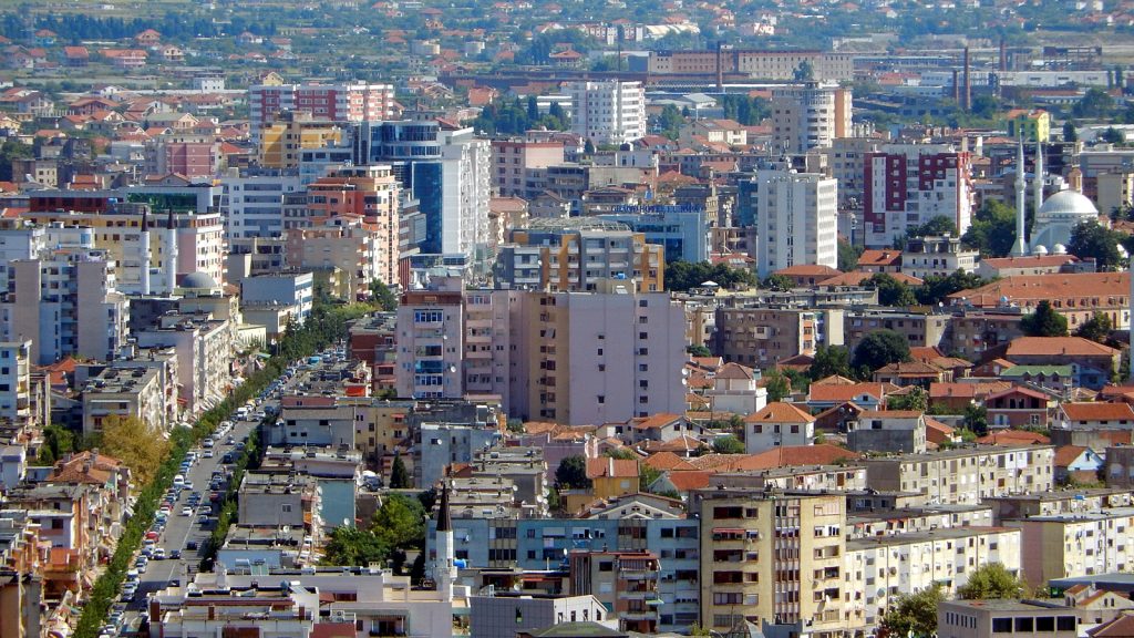 Shkoder, links die Hauptstraße, rechts die Große Moschee