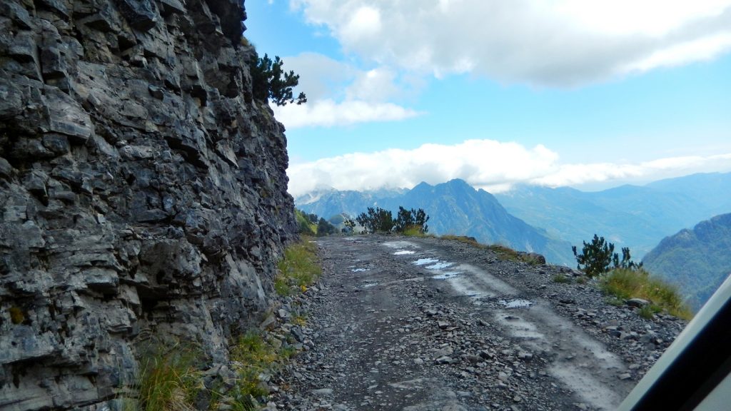 Mit dem Bulli nach Theth: Haarsträubende Straße, Offroad-Piste, Albanien