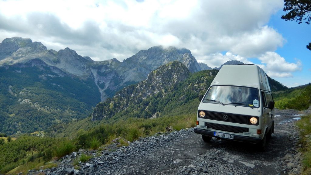 Der VW Bus Bulli Didimobil auf der Straße nach Theth, Albanien Sommer 2016