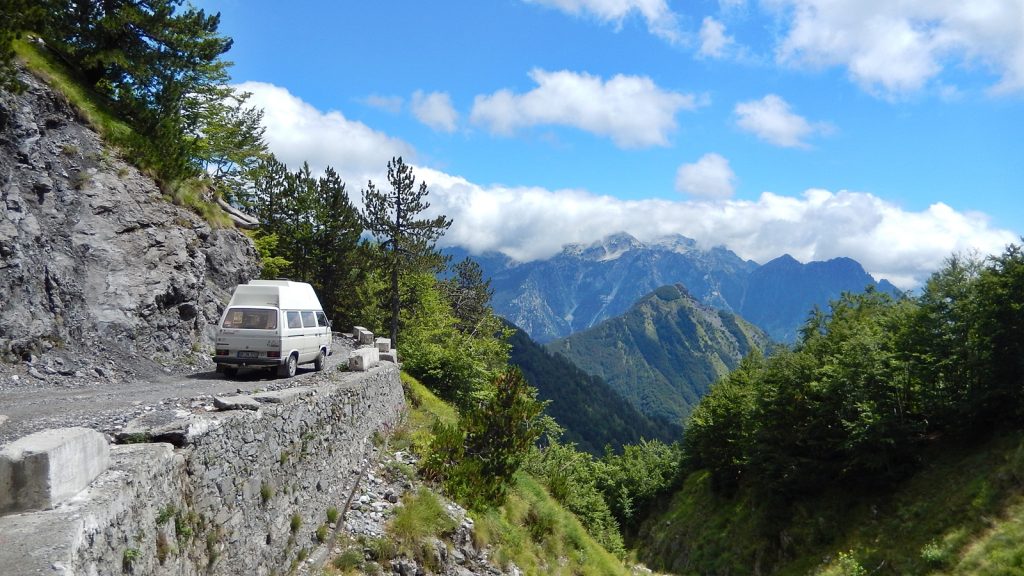 Unbefestigte Bergstraße nach Theth, Albanien