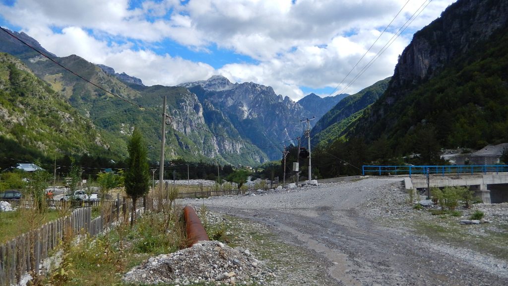 Brücke im Ort in Theth, Albanien