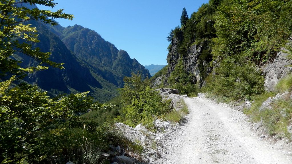 Piste zum Syri i kalter, blaues Auge von Theth