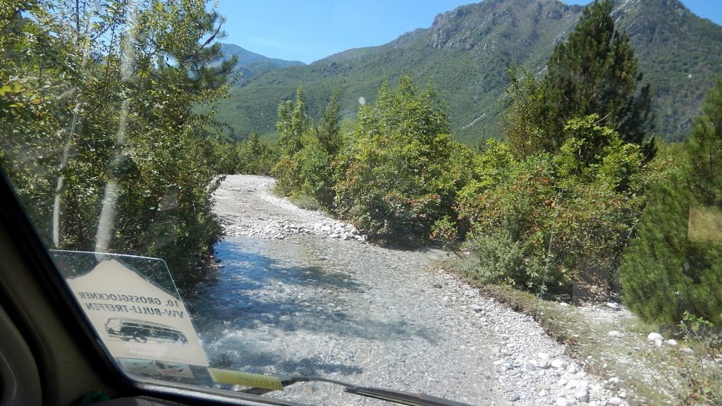 Flussquerung auf der Piste zum blauen Auge von Theth