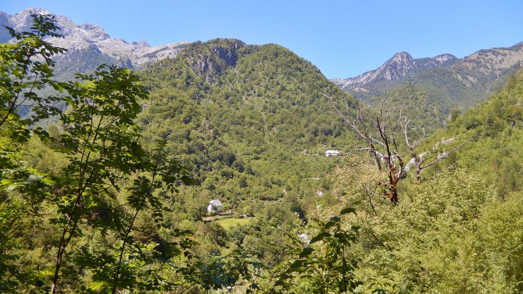 Wohnhäuser im Shala-Tal, weit ab jeglicher Straße. 