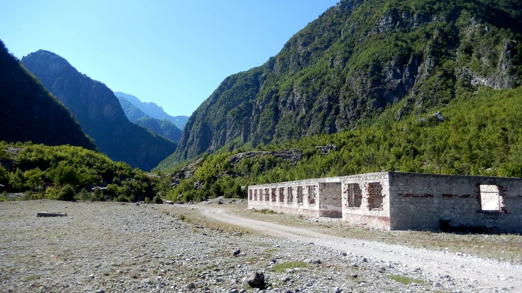 Alte Schule in Nderlysaj, Albanien, Sommer 2016