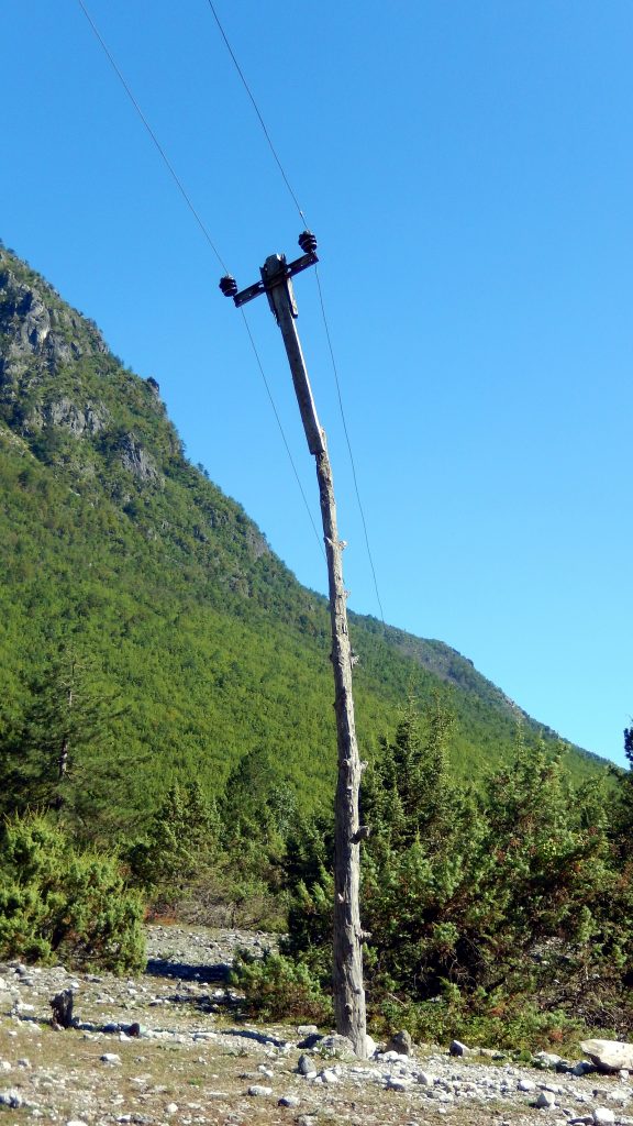 Improvisierter Strommast, Nderlysaj, Albanien