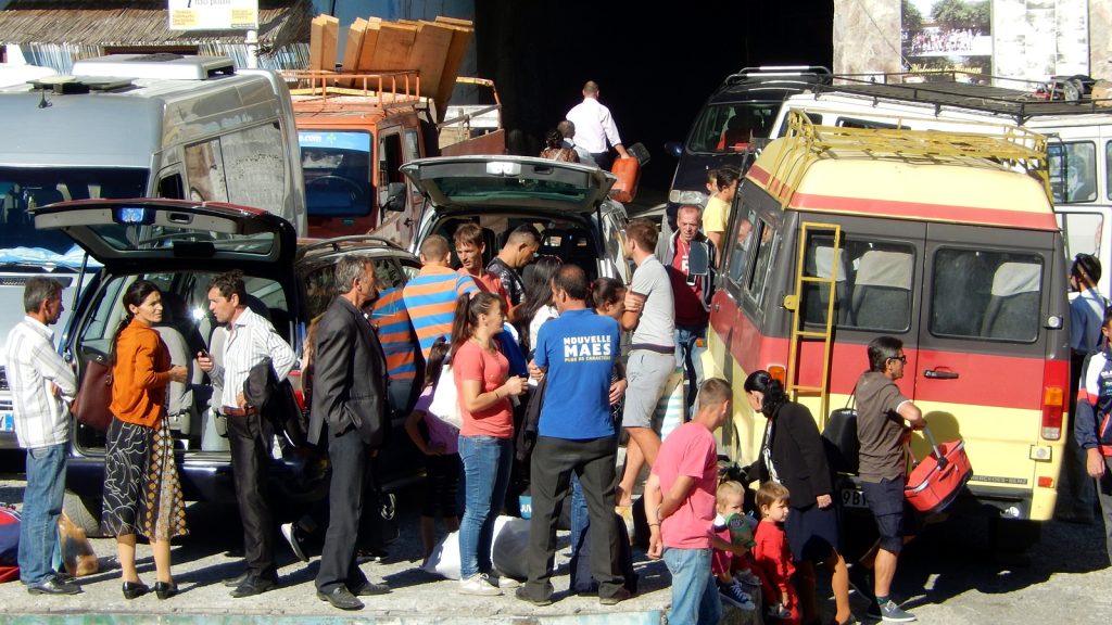 Chaos am Schiffsanleger in Koman, Albanien