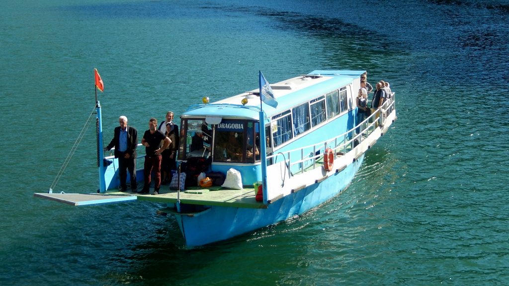 Das Bus-Boot, ein auf einen Bootsrumpf geschraubter Bus