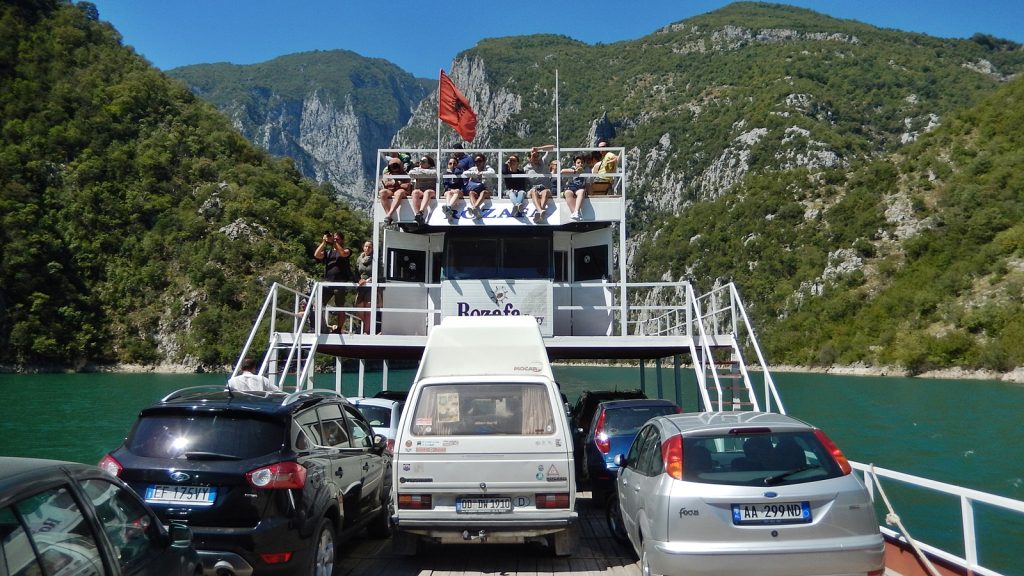 VW-Bus Bulli auf der Fähre Rozafa, Koman-See, Albanien