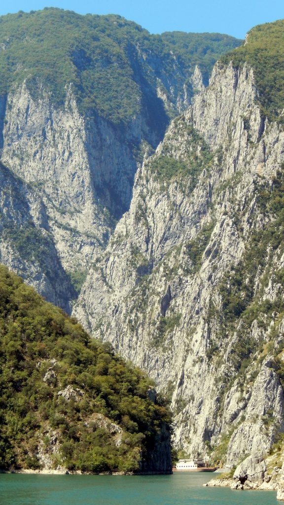 Mit der Fähre durch tiefe Schluchten des Koman-Stausee, Albanien 2016