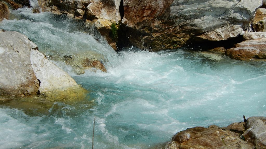 Türkises Wasser im Valbona-Fluss, Albanien 2016