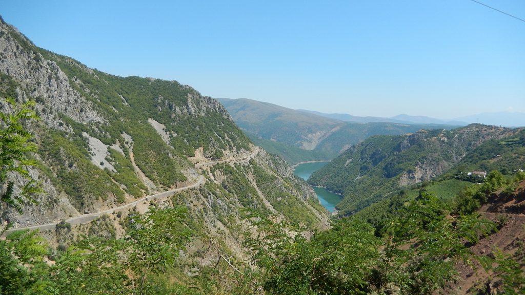 Panorama-Straße im albanischen Hinterland: Fierze-Stausee