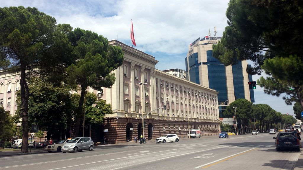 Regierungsgebäude mit den beiden Hochhäusern der "Twin Towers", Tirana