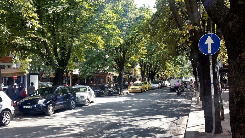 Allee im Ish-Blloku, Ausgehviertel in Tirana, Albanien