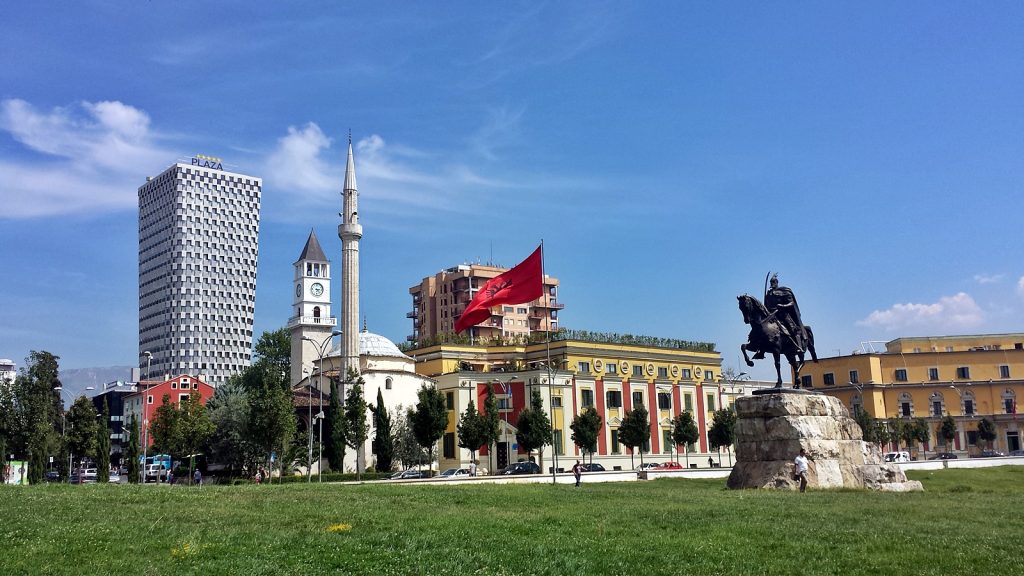 Skanderbeg-Statue. Im Hintergrund der Uhrenturm und die Et'hem Beu Moschee, Tirana, Albanien