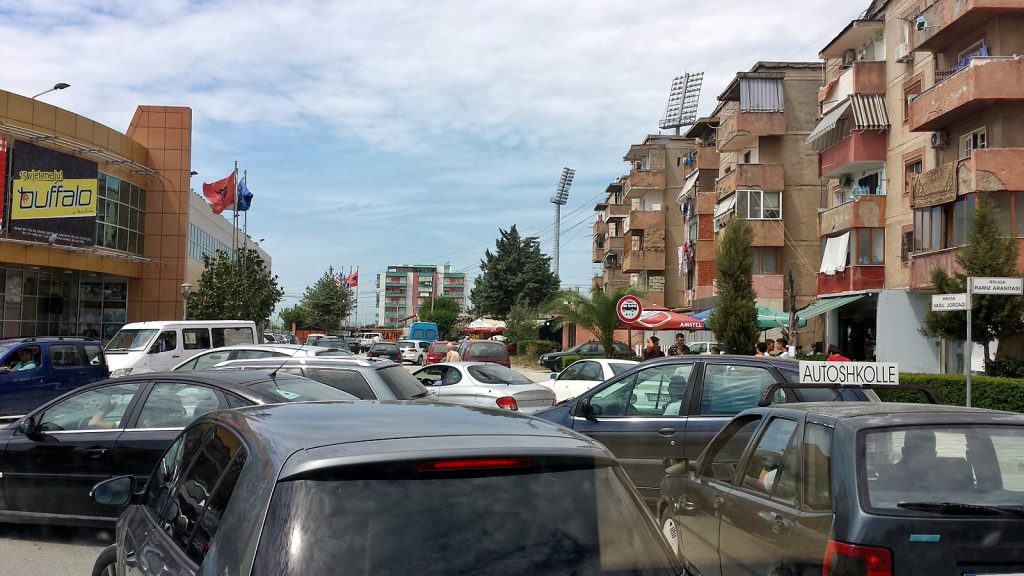 Chaotischer Kreisverkehr in Fier, Albanien