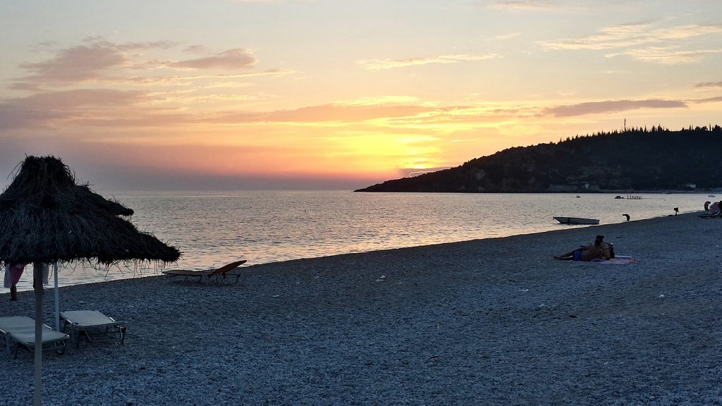 Sonnenuntergang am Livadhi-Strand