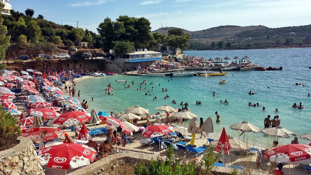 Komplett überlaufener Badestrand in Ksamil