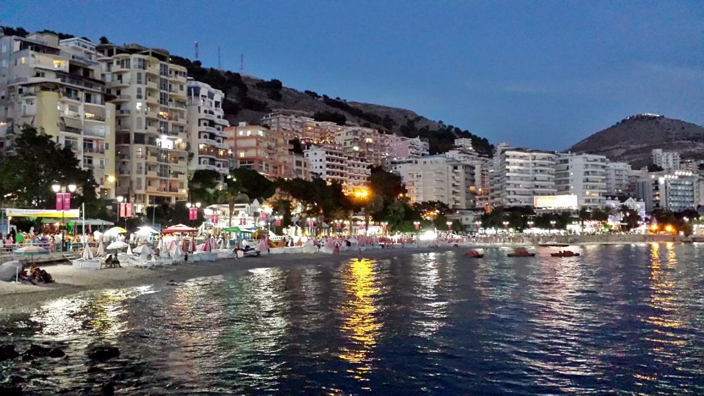 Saranda bei Nacht