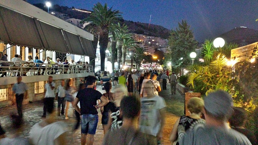 Belebte Strandpromenade in Sarande, Albanien