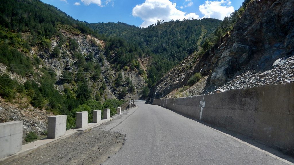 Alte Bundesstraße in der Nähe von Fushe-Arrez, albanien