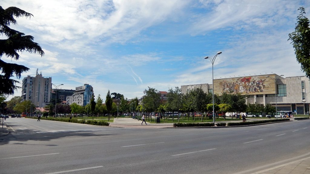 Blick vom Skanderbeg-Platz auf das Nationalmuseum, Tirana, Albanien