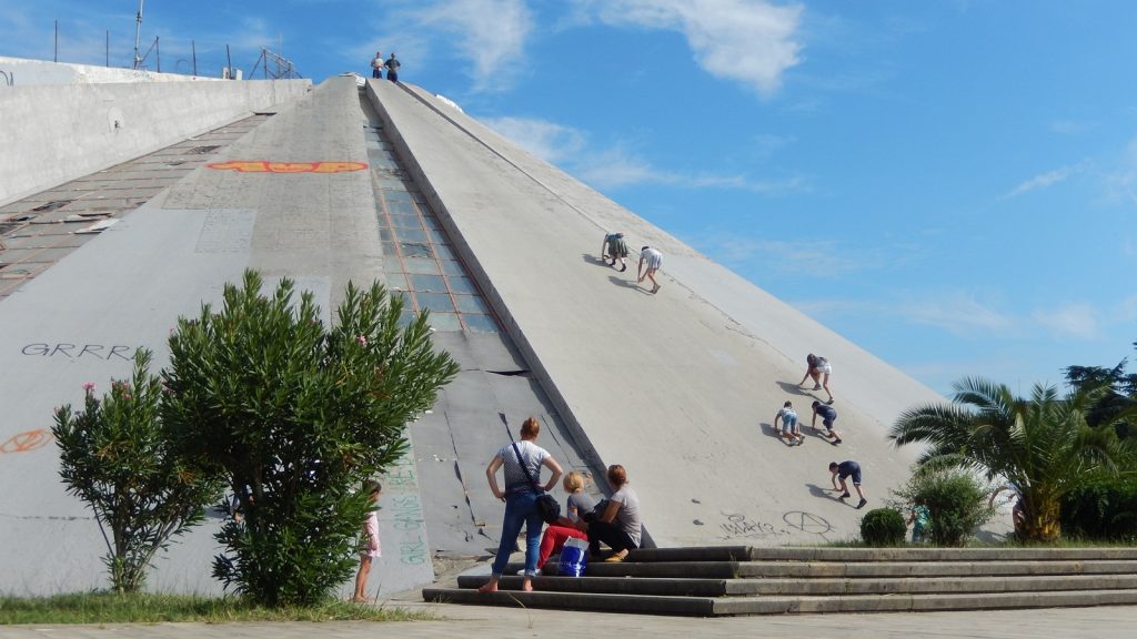 Beliebter "Kletterberg": Die Pyramide, Tirana, Albanien