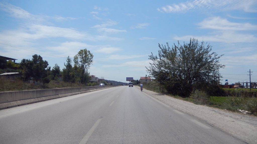 Fahrradfahrer auf der Autobahn - normal in Albanien