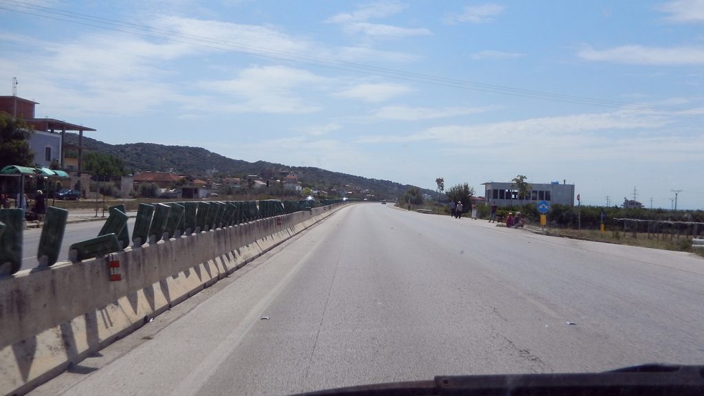 Bushaltestelle auf der Autobahn, Albanien