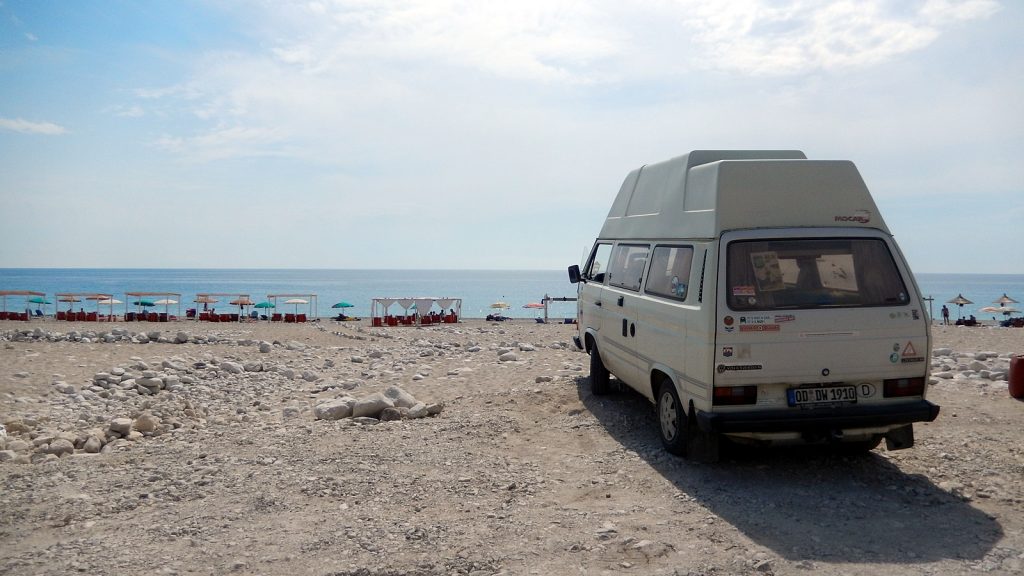 VW Bus Bulli Didimobil am Strand, Albanien