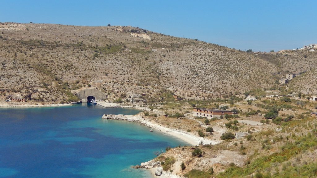 Ehemaliger U-Boot-Bunker bei Porto Palermo, Albanien Roadtrip