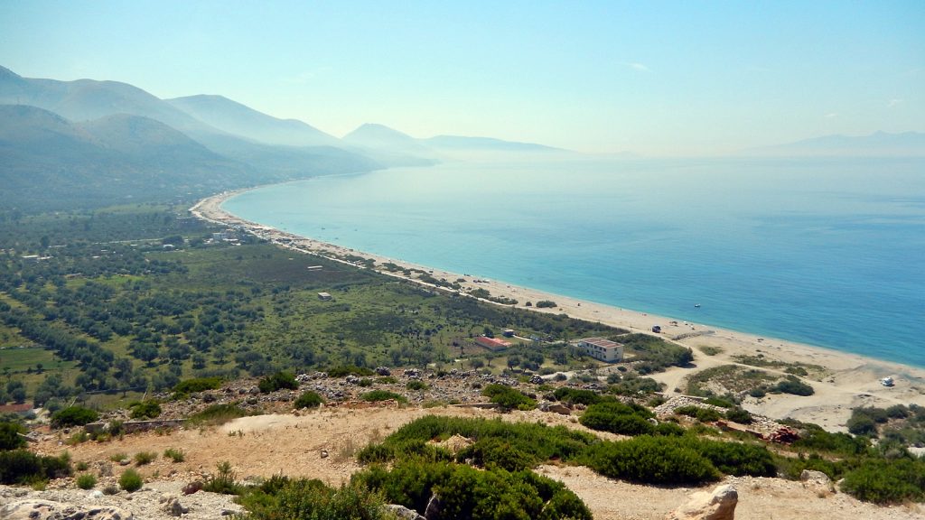 Endloser menschenleerer Strand bei Borsh, Albanien