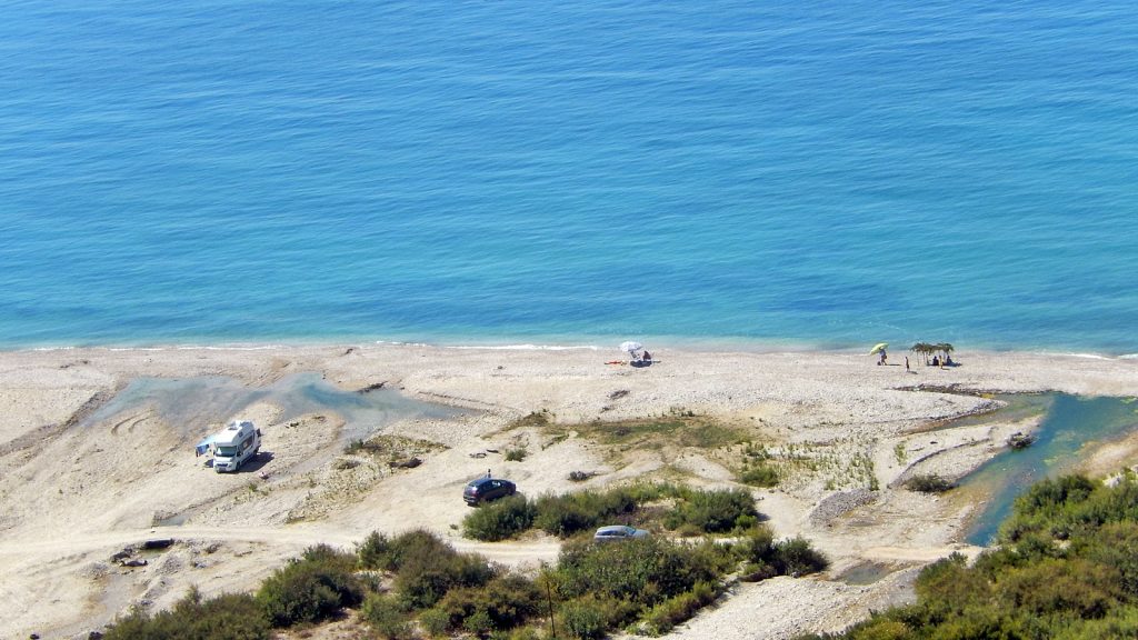 Camper am Strand von Borsh, Albanien