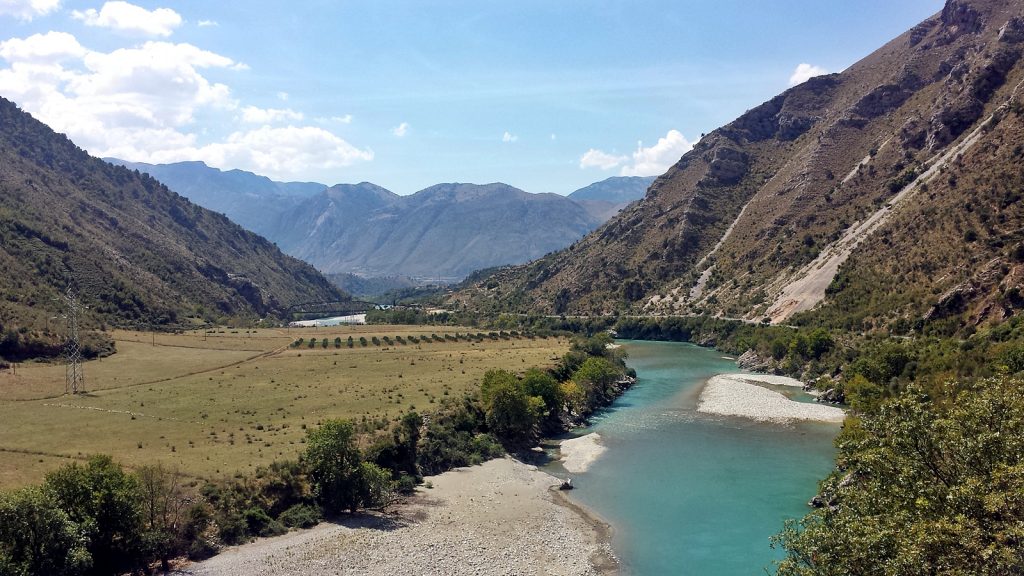 Tief türkisfarbener Vjosa-Fluss