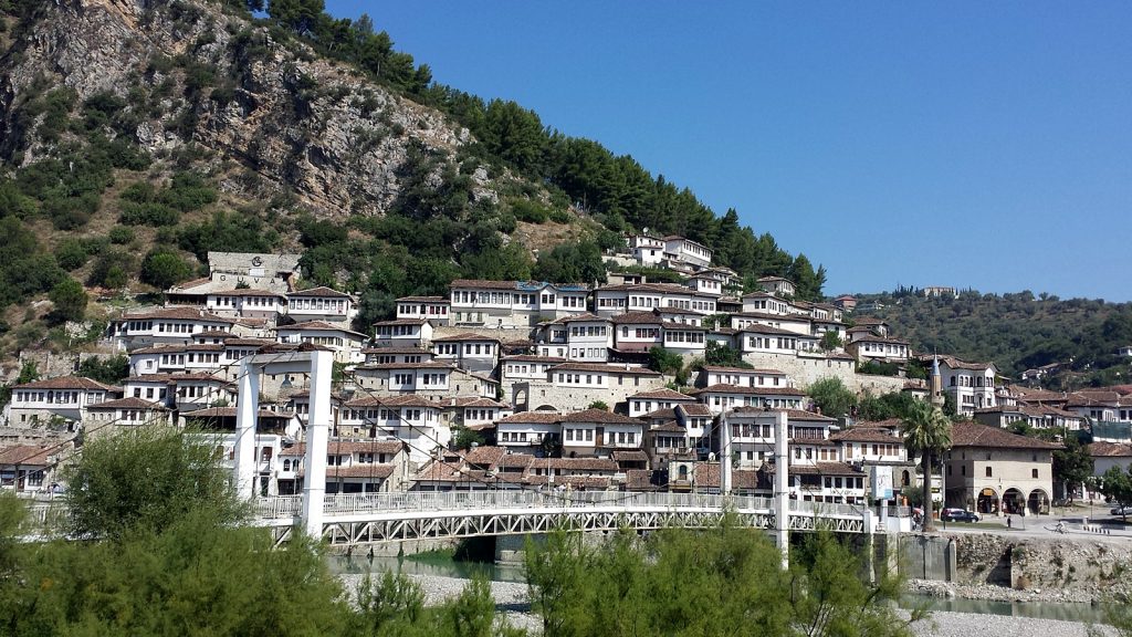 Berat mit Fußgängerbrücke über den Osum-Fluss