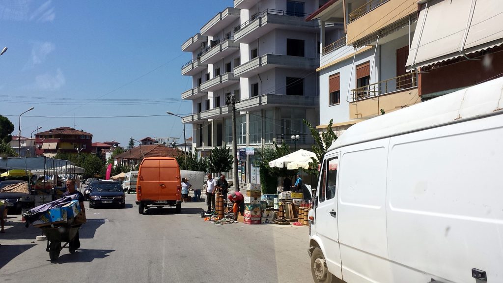 Roadtrip Albanien Wochenmarkt auf der Hauptstraße