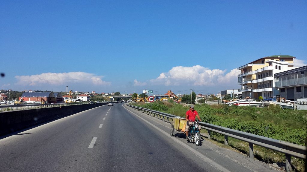 Falschfahrer auf der Autobahn, Durres Tirana Albanien