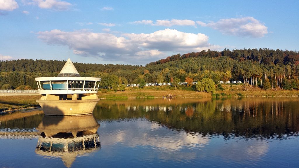 Twistesee mit Wohnmobilhafen und Restaurant im See