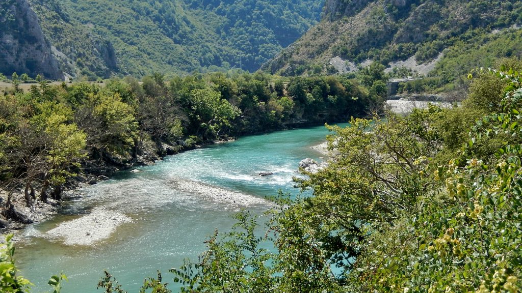 Unglaubliche Farben des Wassers, Vjosa-Tal, Albanien