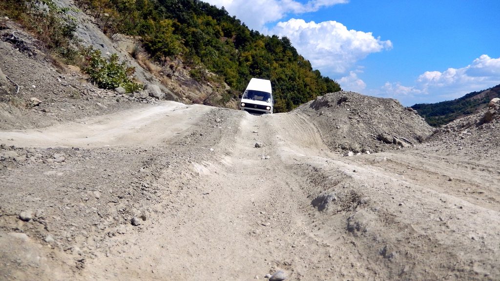 Offroad-Piste als Bundesstraße: Roadtrip mit dem Bulli durch Albanien