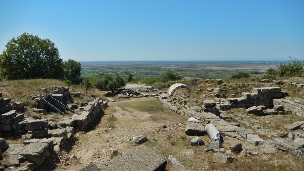 Ruinen von Apollonia mit Blick auf die Myzeqe-Ebene