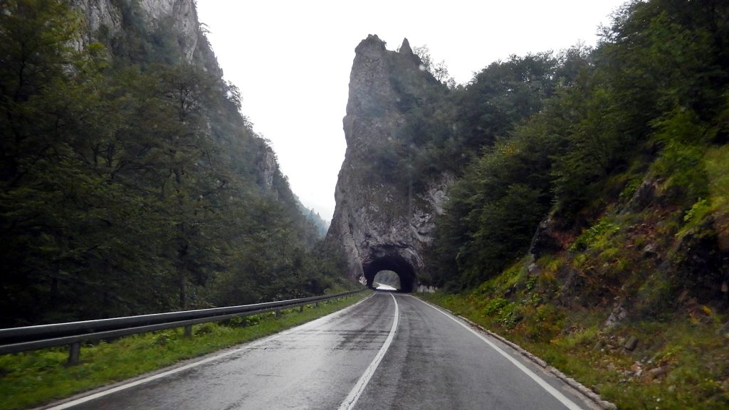 Schlucht entlang der M18 in Bosnien